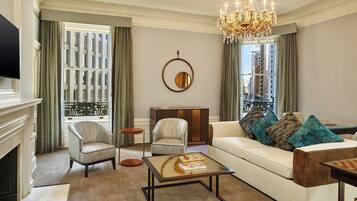 Suite, 1 Bedroom, Non Smoking | Ruang tamu | 48 inci televisyen skrin rata dengan satelit, TV