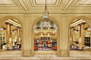 2 bars/lounges, cocktail bar