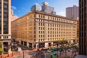 A historic building with a corner location, large windows, and a green tram line in front. - Palace Hotel, a Luxury Collection Hotel, San Francisco (San Francisco)