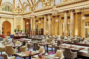 2 restauranter, frokost, lunsj og middag serveres, kaliforniske retter