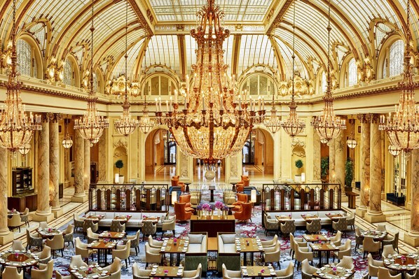 2 restaurants, servant le déjeuner et le dîner; cuisine californienne