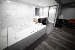 Suite, 1 cama King size | Baño | Secadora de cabello y toallas 