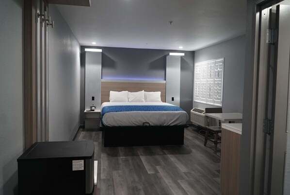 Habitación estándar, 1 cama King size | Escritorio, tabla de planchar con plancha, wifi gratis y ropa de cama 