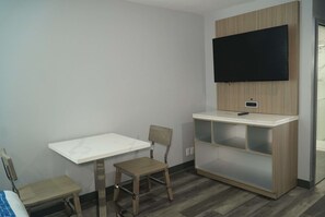 办公桌、熨斗/熨衣板、免费 WiFi、床单