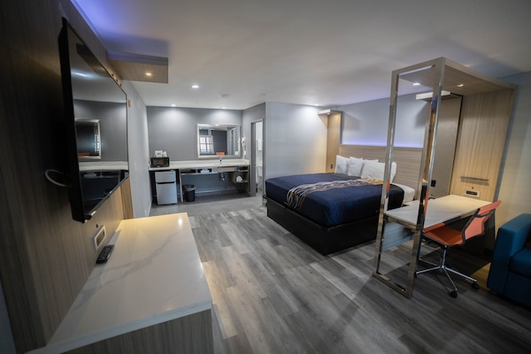 Deluxe Room, 1 King Bed, Non Smoking | Desk, iron/ironing board, WiFi (free), alarm clocks