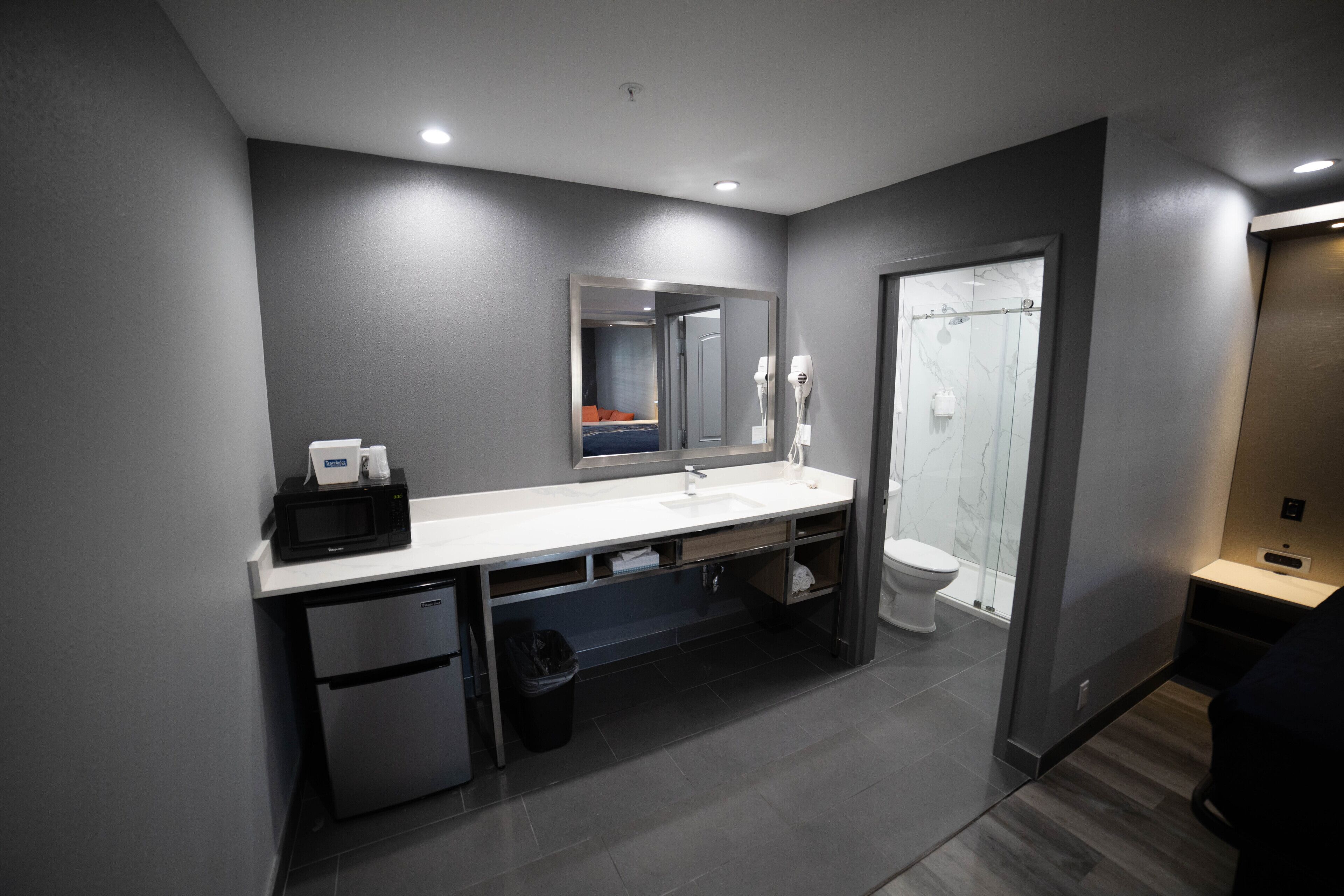 Habitación Deluxe, 1 cama King size, para no fumadores | Baño | Secadora de cabello, batas, toallas 