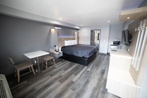 Standard Room, 1 King Bed | Desk, iron/ironing board, free WiFi, bed sheets - Travelodge by Wyndham Whittier (Whittier)