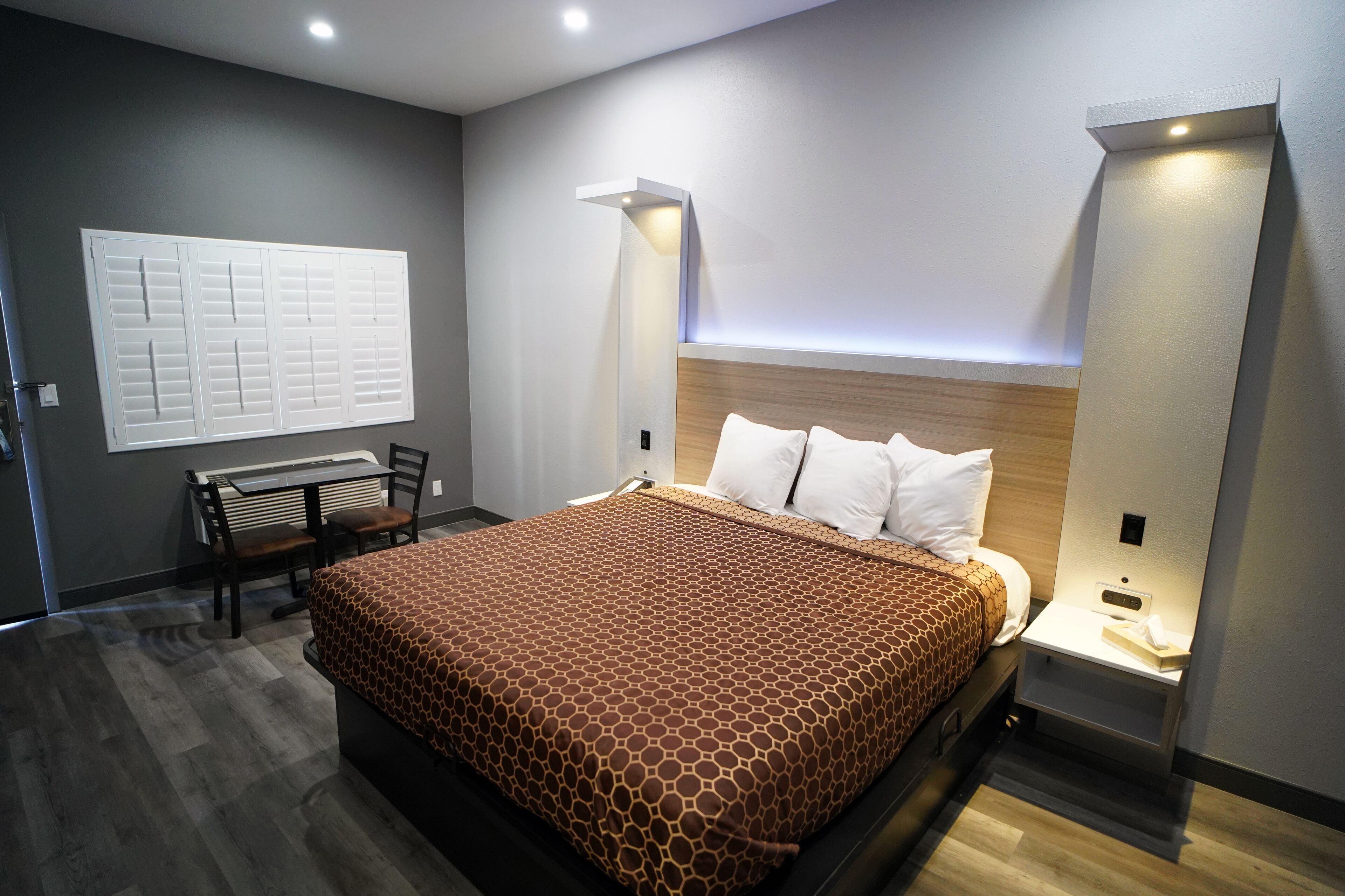 Escritorio, tabla de planchar con plancha, wifi gratis y ropa de cama