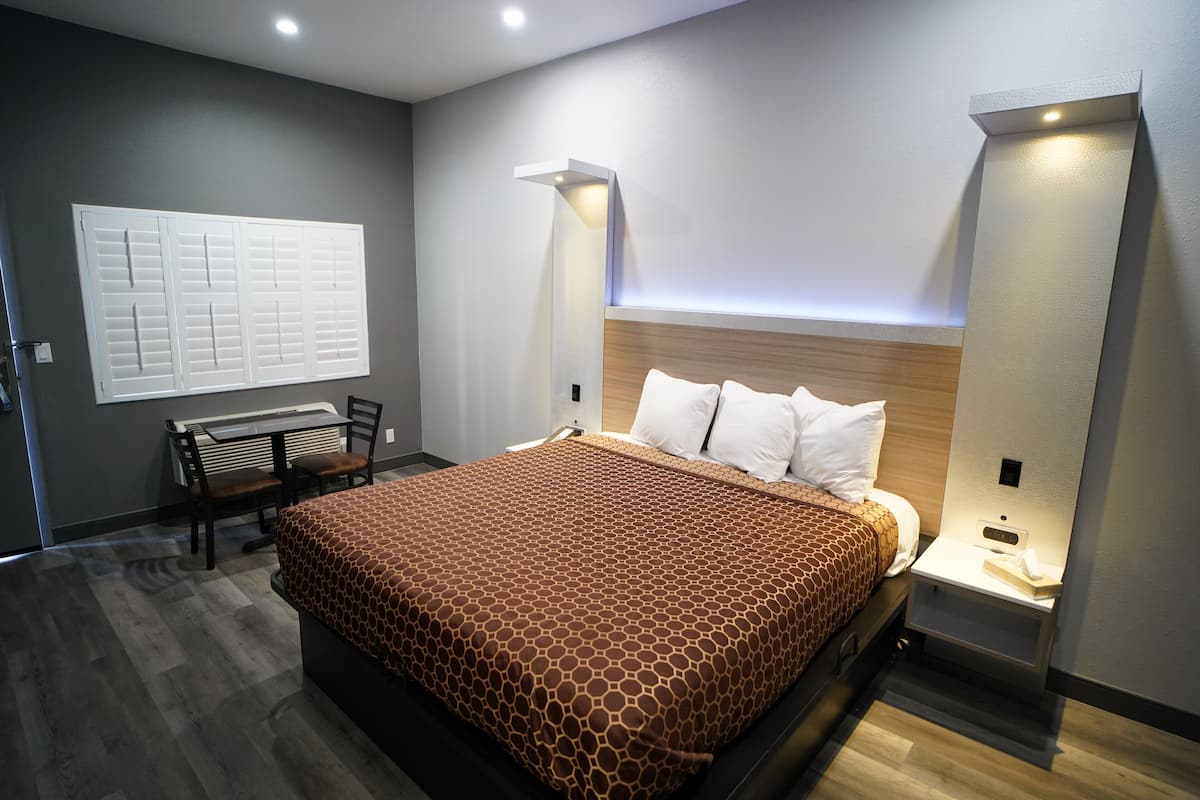 Escritorio, tabla de planchar con plancha, wifi gratis y ropa de cama