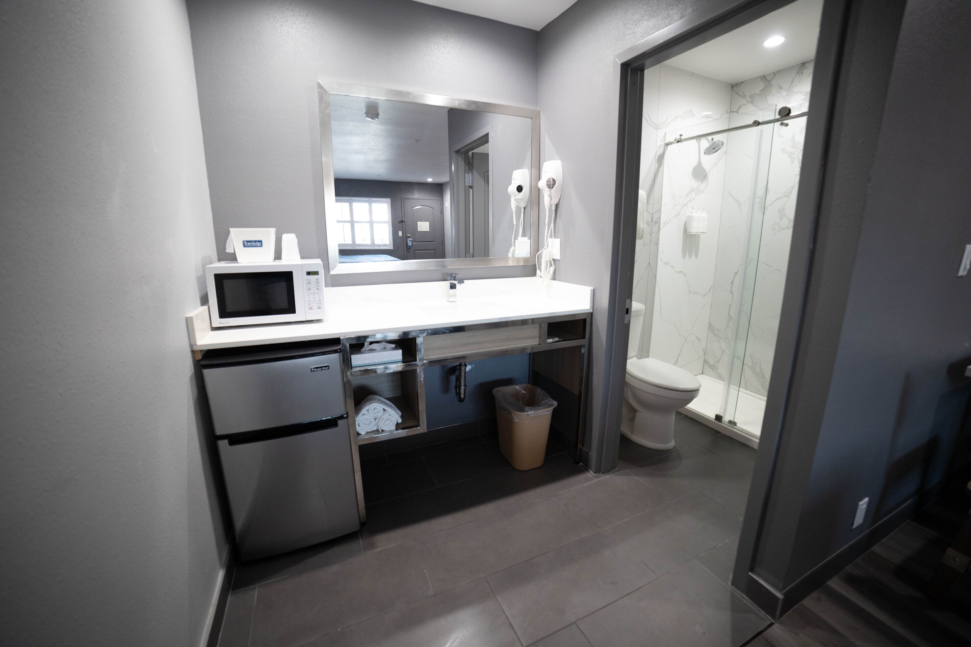 Habitación estándar, 2 camas Queen size | Baño | Secadora de cabello, batas, toallas 