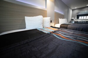 Habitación estándar, 2 camas Queen size | Escritorio, tabla de planchar con plancha, wifi gratis y ropa de cama