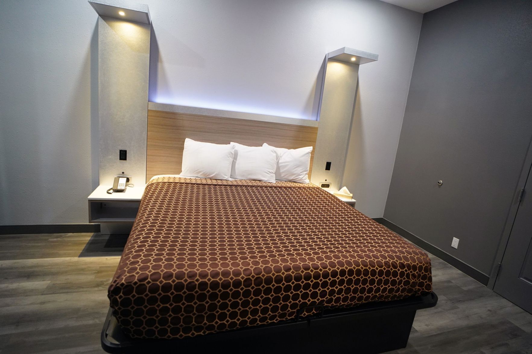 Escritorio, tabla de planchar con plancha, wifi gratis y ropa de cama