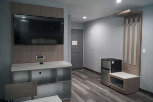 Escritorio, tabla de planchar con plancha, wifi gratis y ropa de cama 