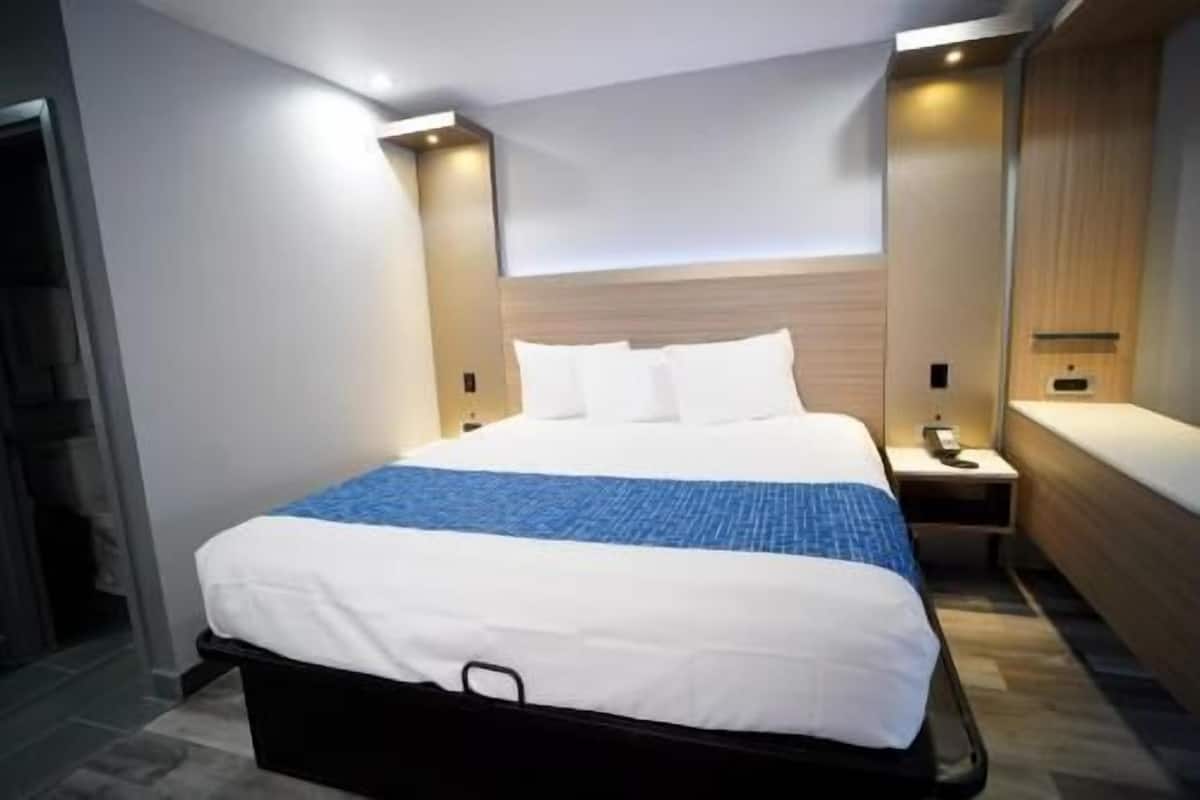 Escritorio, tabla de planchar con plancha, wifi gratis y ropa de cama