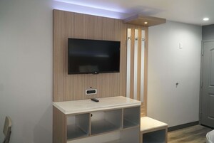 Escritorio, tabla de planchar con plancha, wifi gratis y ropa de cama 