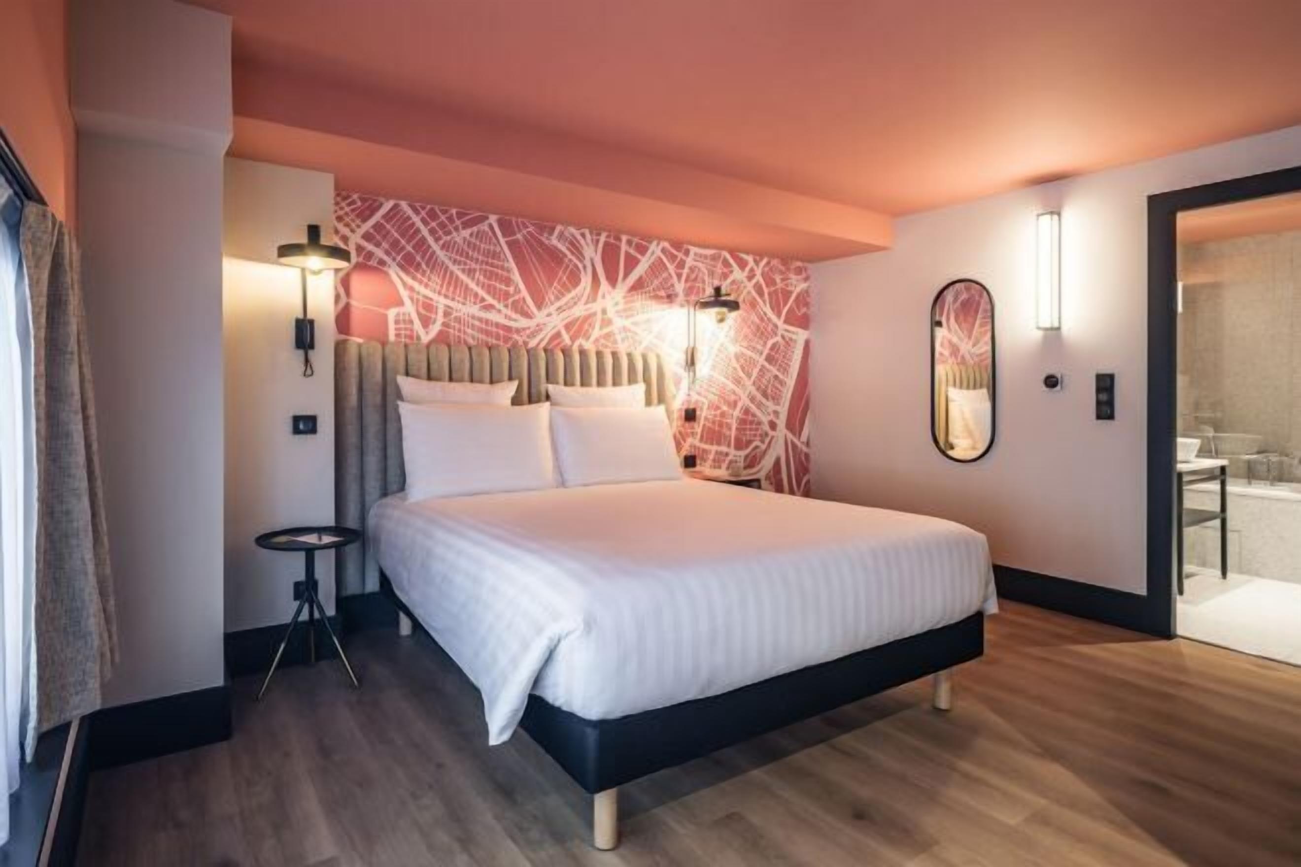 Peti besi dalam bilik, meja, kalis bunyi, seterika/papan seterika 