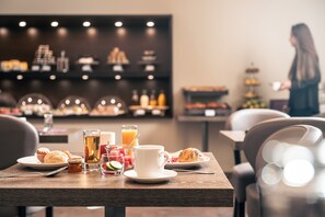 Café da manhã com buffet todos os dias (EUR 12 por pessoa) 