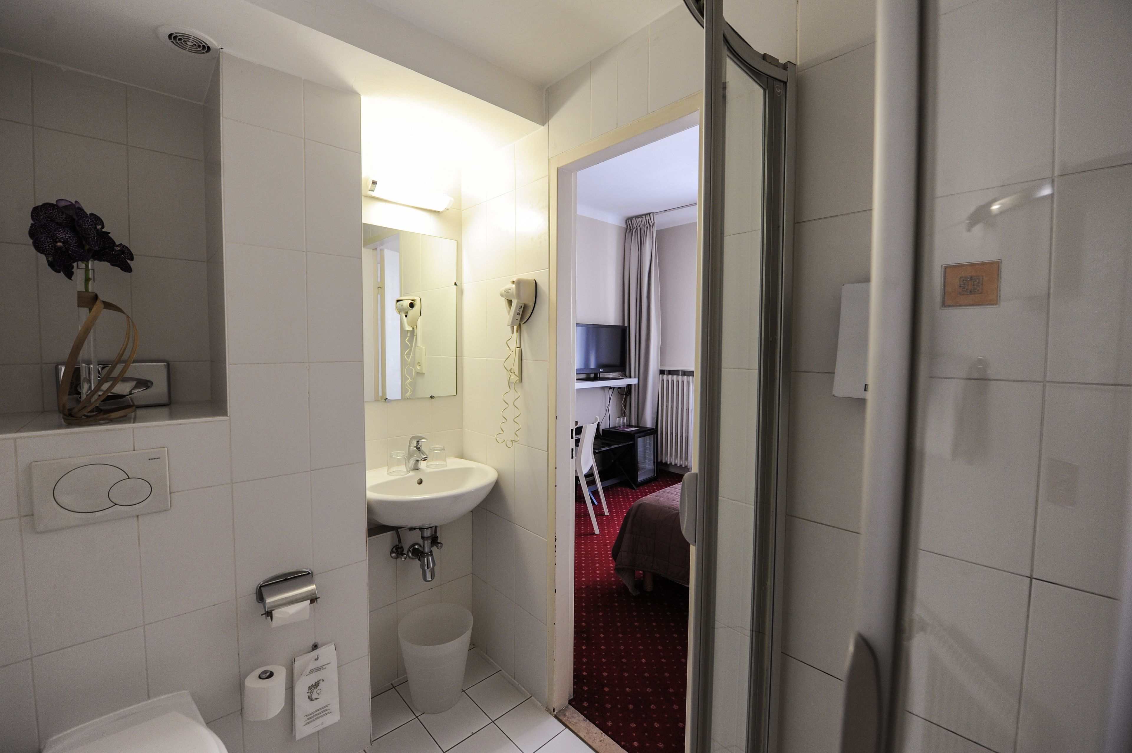 classic room, 1 double or 2 single beds | bathroom | free toiletries, hair dryer, towels