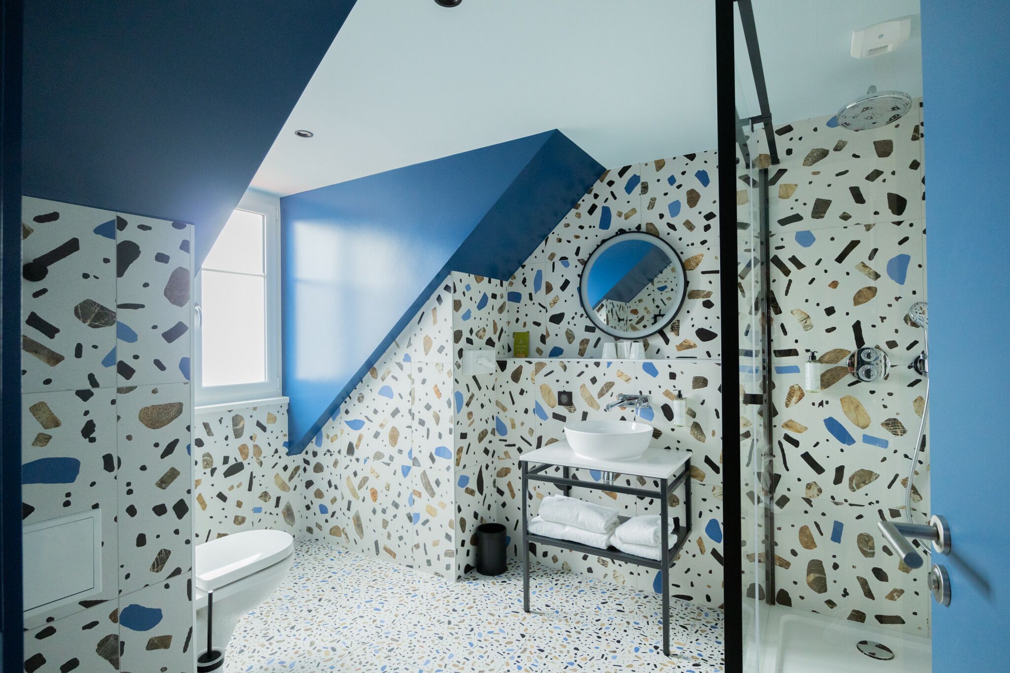 deluxe room | bathroom | free toiletries, hair dryer, towels