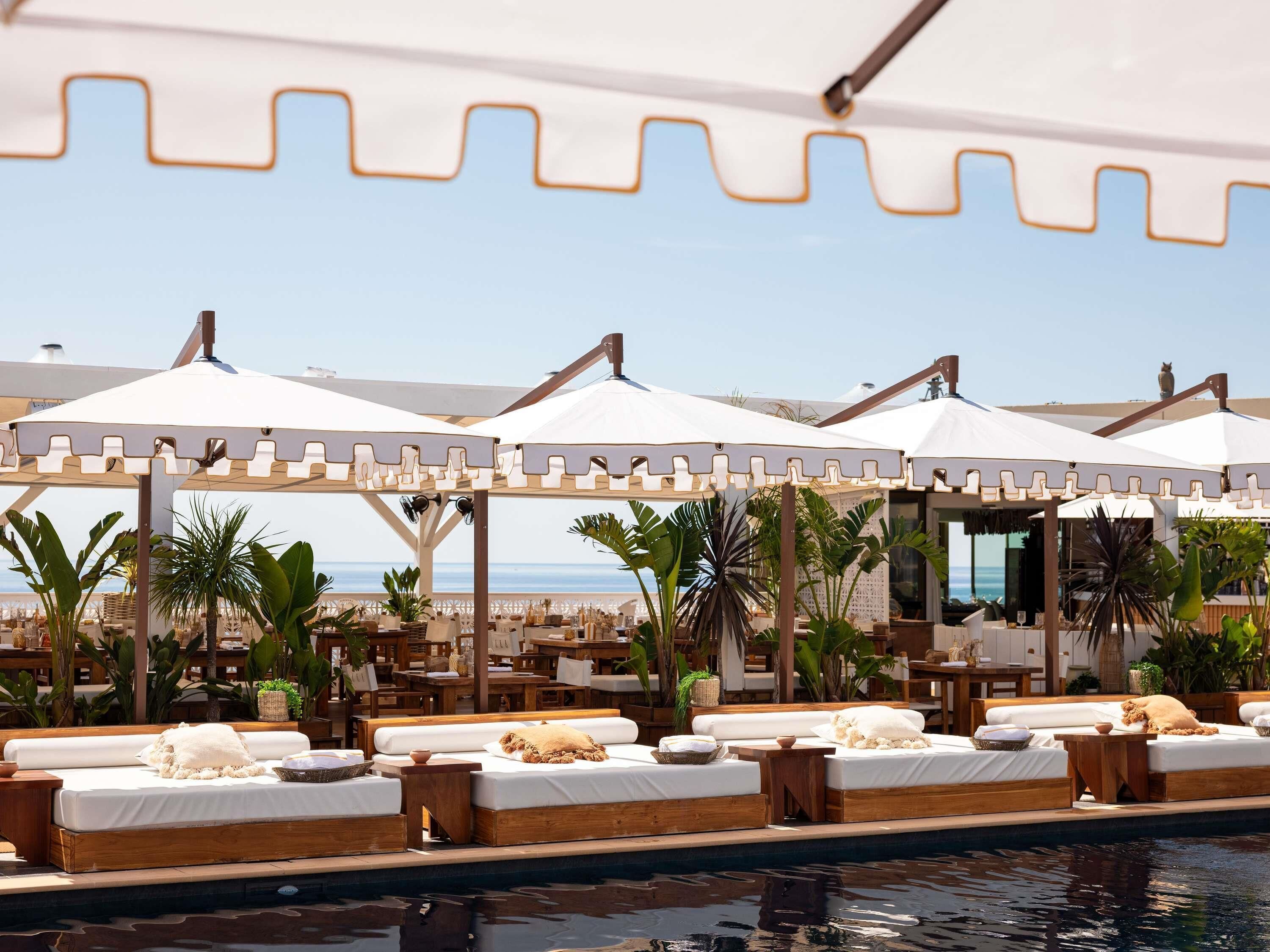 4 restaurants; breakfast, lunch and dinner served 