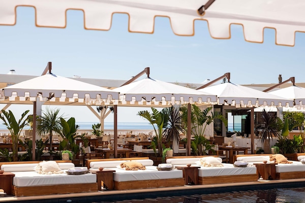 4 restaurants; breakfast, lunch, and dinner served
