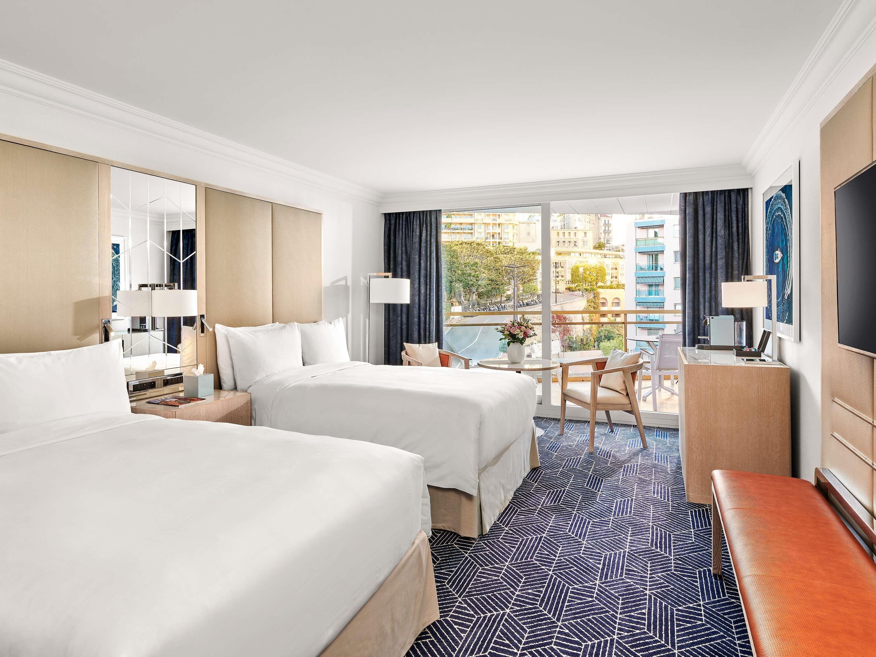 Habitación, 2 camas matrimoniales, vista a la ciudad | Ropa de cama de alta calidad y minibar 