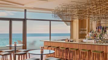 4 restaurants; breakfast, lunch, and dinner served