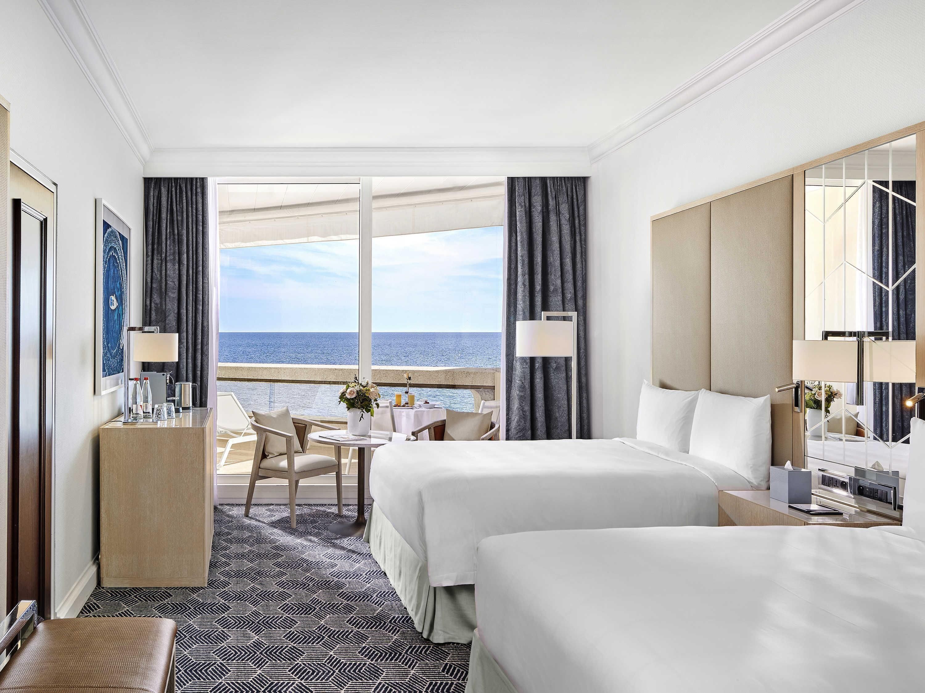 Ropa de cama de alta calidad y minibar 