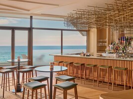 4 bares y bar junto a la piscina