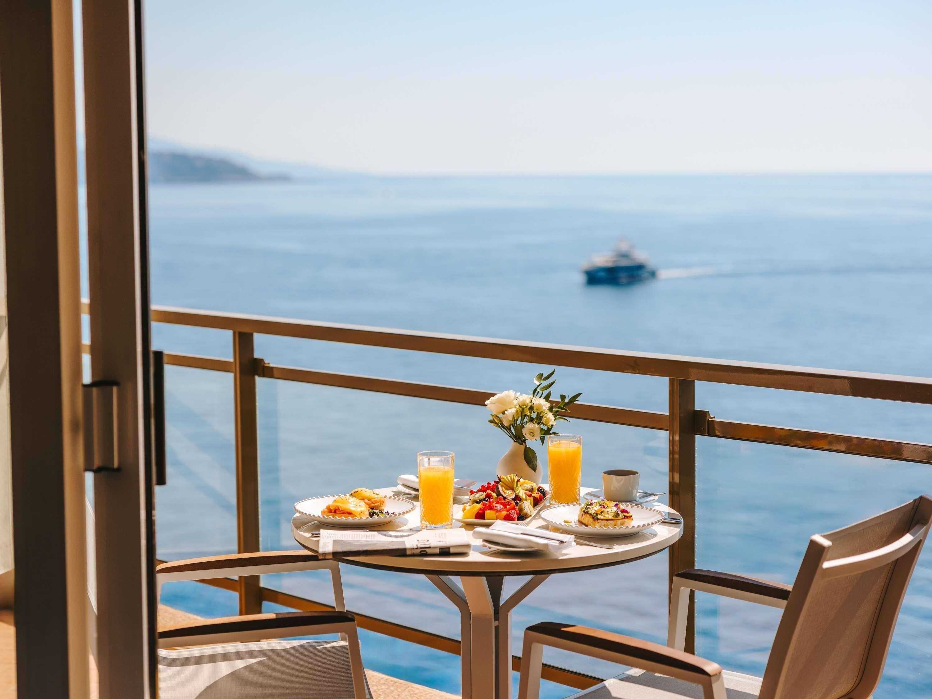 Daily English breakfast (EUR 42 per person)