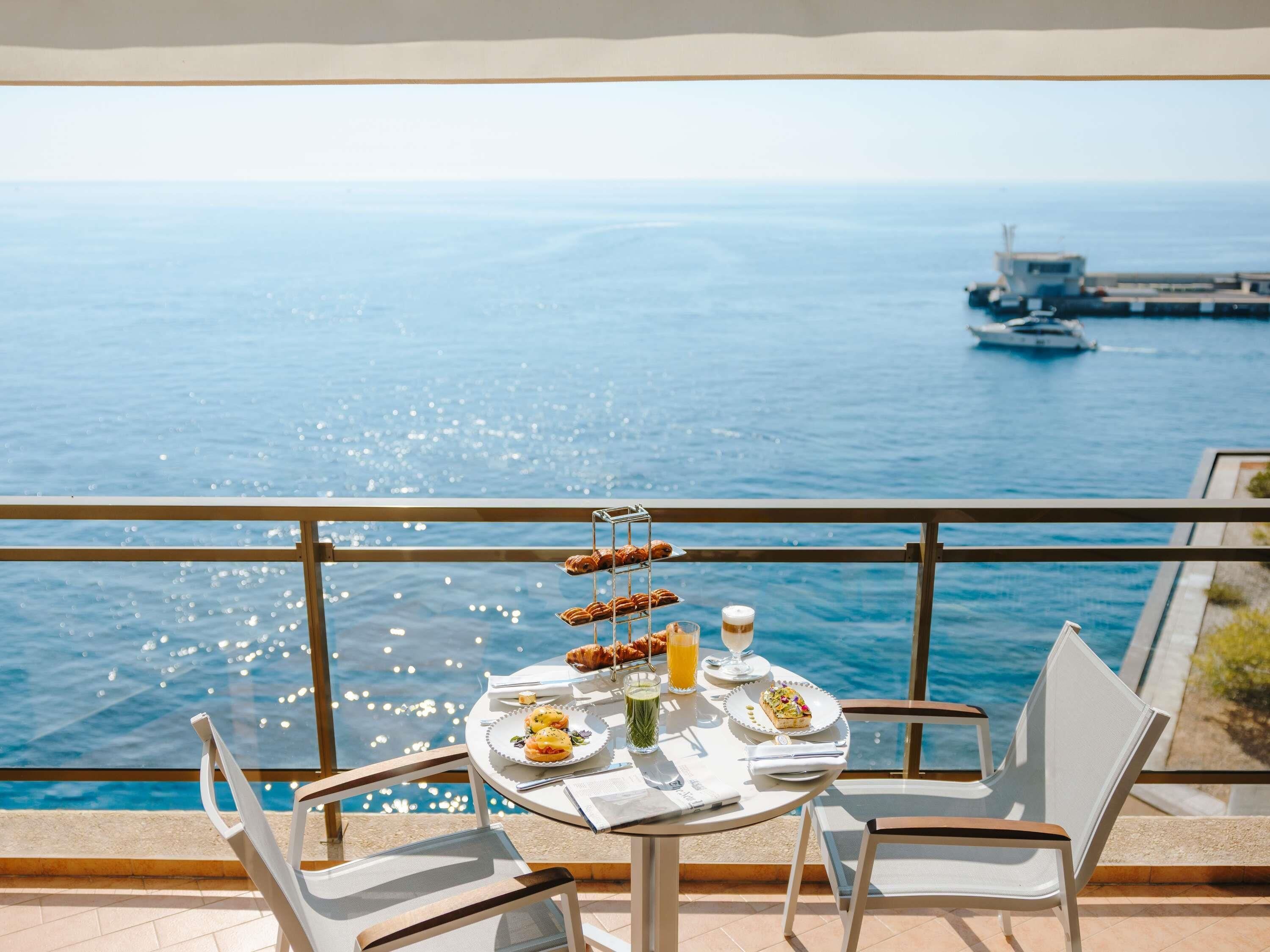 Daily English breakfast (EUR 42 per person)