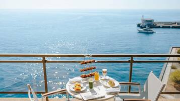 Daily English breakfast (EUR 42 per person)