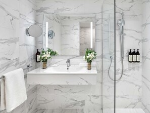 Premium bedding, minibar, in-room safe, individually furnished - Fairmont Monte Carlo (Monaco)