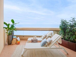 Seprai premium, minibar, dan brankas