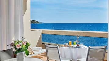 Daily English breakfast (EUR 42 per person)