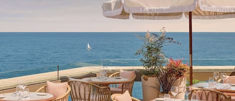 4 restaurants, breakfast, lunch, dinner served; international cuisine