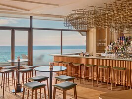 4 restaurantes; se sirven desayunos, almuerzos y cenas