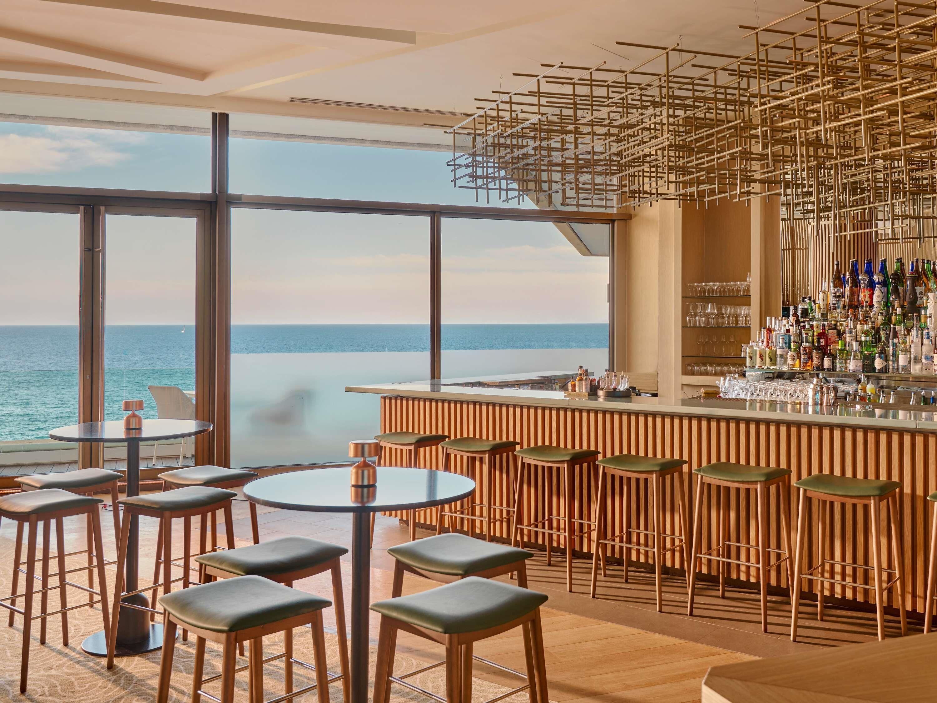 4 restaurantes, se sirven desayunos, comidas y cocina internacional