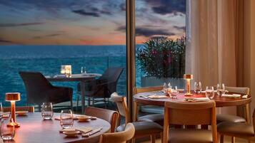 4 restaurants; breakfast, lunch and dinner served