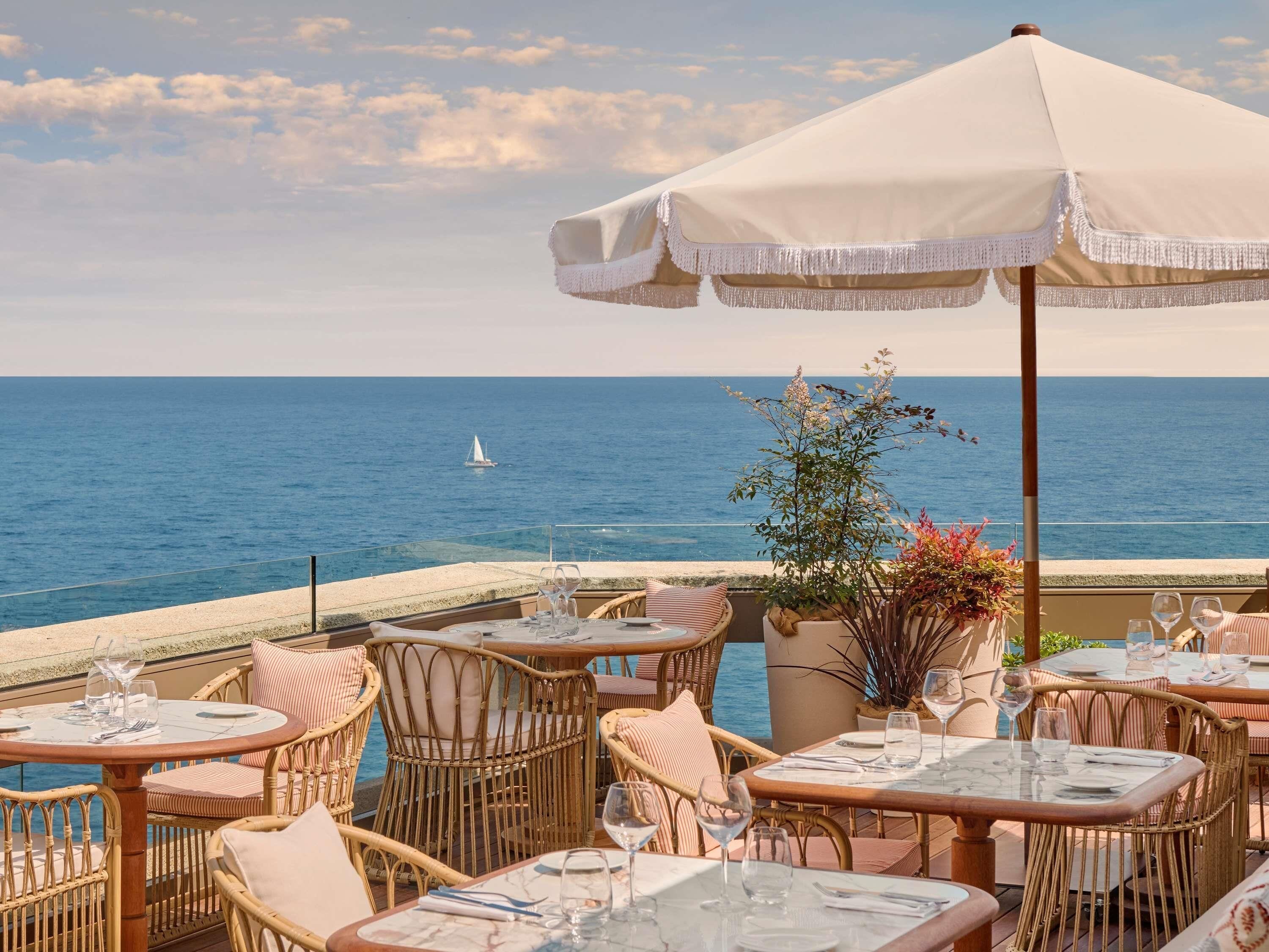 4 restaurants; breakfast, lunch and dinner served 
