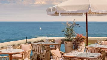 4 restaurants; breakfast, lunch and dinner served