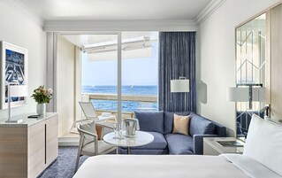 Ropa de cama de alta calidad y minibar 