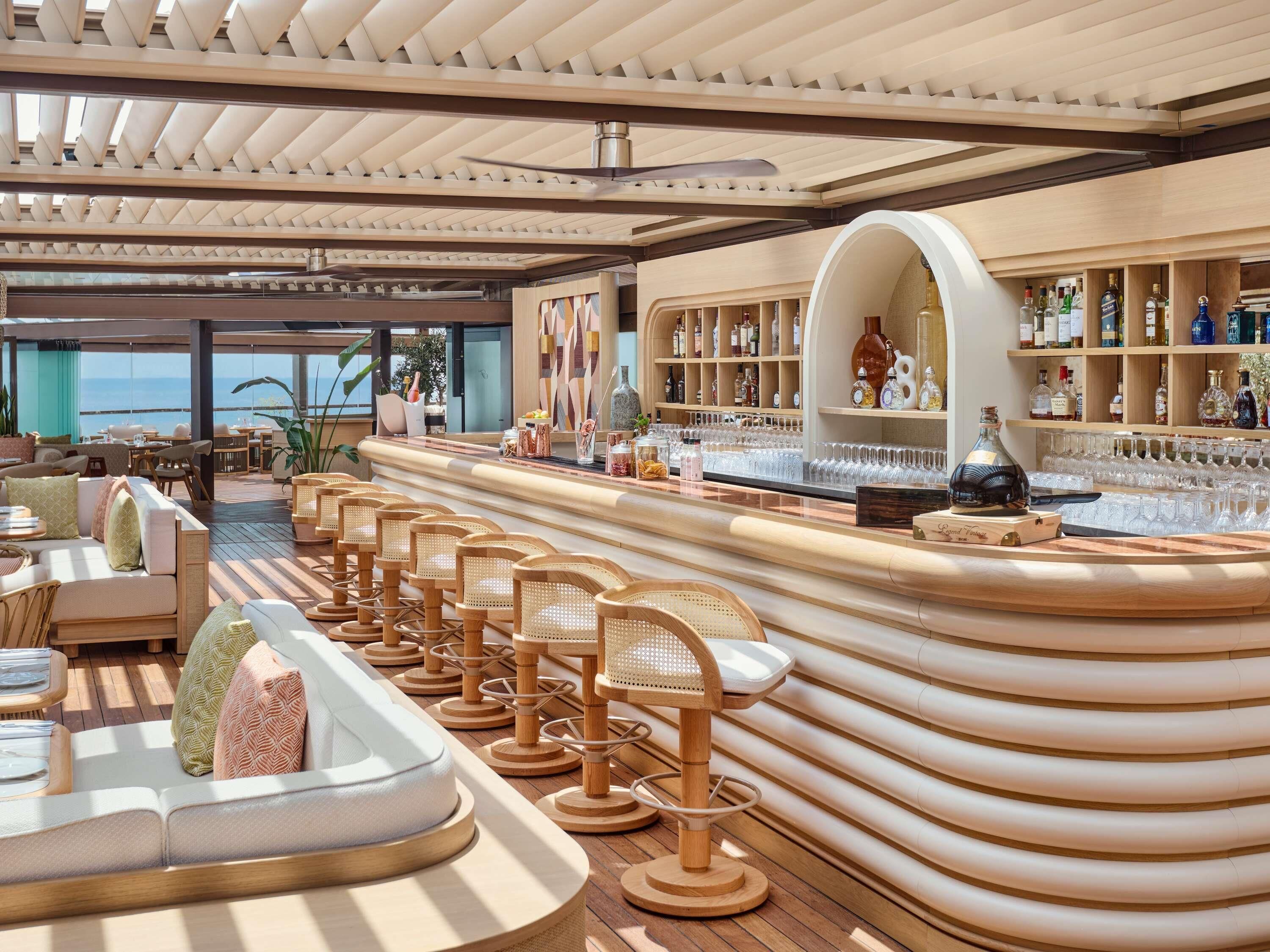 4 restaurants; breakfast, lunch and dinner served 