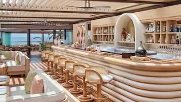 4 restaurants; breakfast, lunch and dinner served