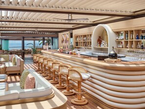 4 か所のレストラン : 朝食、ランチ、ディナーに営業