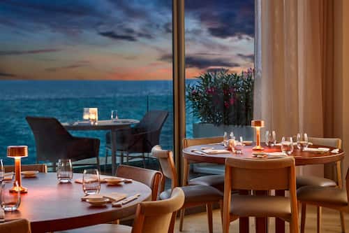 4 restaurants; breakfast, lunch, and dinner served