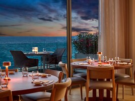 4 restaurantes; se sirven desayunos, almuerzos y cocina internacional