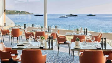 4 restaurants; ze serveren er ontbijt, lunch en diner
