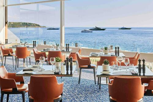 4 restaurants; breakfast, lunch, and dinner served