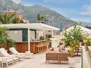 Piscina externa, funciona das 8h às 17h, guarda-sóis, espreguiçadeiras